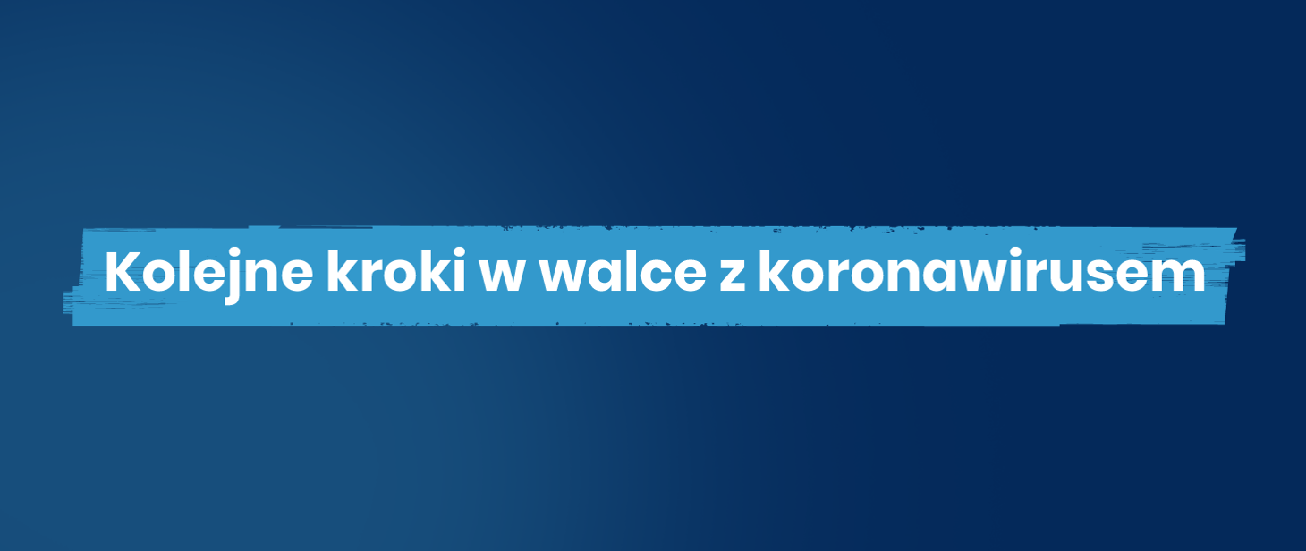 obraz z białym napisem na niebieskim tle Kolejne kroki w walce z koronawirusem