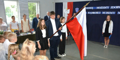 Zakończenie roku szkolnego 2022/2023 w Szkole Podstawowej w Zajeziorzu - zdjęcie z uroczystości