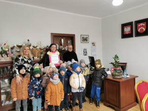 Wizyta przedszkolaków z okazji Światowego Dnia Życzliwości i Pozdrowień