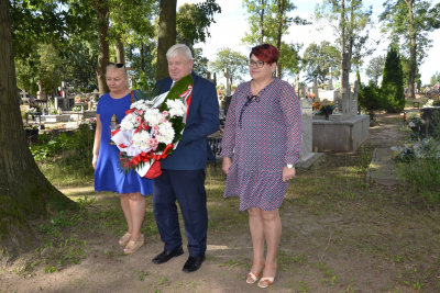 władze samorządowe Urzędu Gminy w Kikole, złożyły kwiaty pod pomnikiem w Kikole oraz na cmentarzu w Suminie oddając hołd ofiarom wojny.