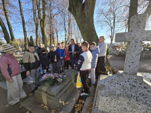 Pamięć, która łączy pokolenia – uczniowie z Kikoła oddali hołd ofiarom II wojny światowej i nauczycielom ZS-P w Kikole
