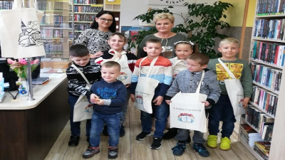 Uczniowie z Ciełuchowa w bibliotece w Kikole