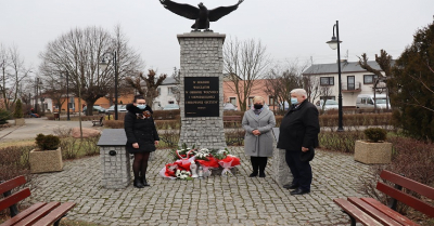 władze samorządowe gminy Kikół wraz z Dyrektor Biblioteki i Ośrodka Kultury Gminy Kikół złożyły kwiaty, zapaliły znicz i oddały hołd pod pomnikiem upamiętniającym walczących w obronie Ojczyzny