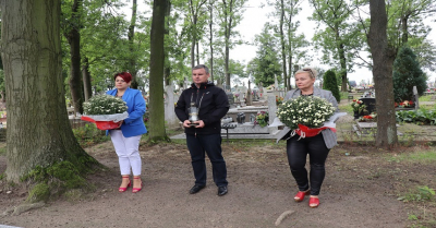 na zdjęciu delegacja Urzędu Gminy w Kikole złożyła kwiaty na cmentarzu w Suminie