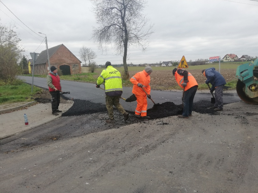 Kończymy realizację inwestycji polegającej na „ Przebudowie drogi w miejscowości Zajeziorze”.