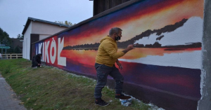 na zdjęciu powstaje nowy mural