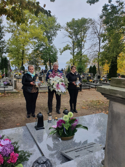 Kwiaty na pomniku ofiarom mordu Hitlerowskiego w Suminie.