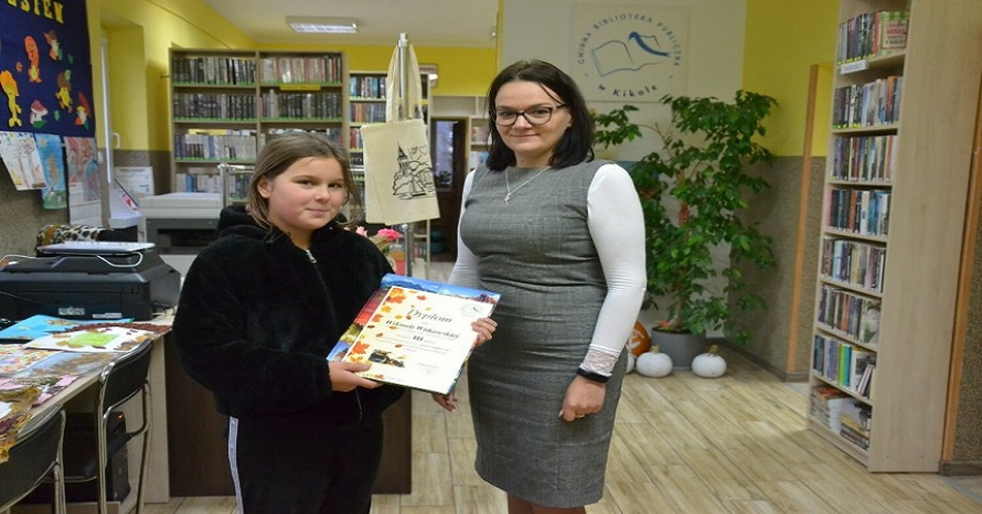 Nagrodę Wiktorii Witkowskiej wręcza dyrektor biblioteki w Kikole, Aneta Falkowska 