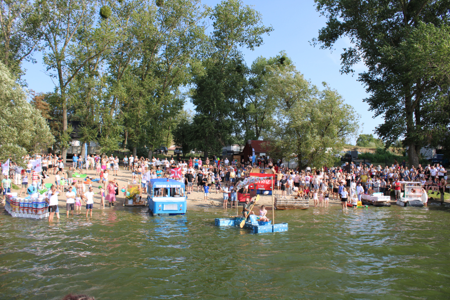 „Pływanie na byle czym” na kikolskim jeziorze