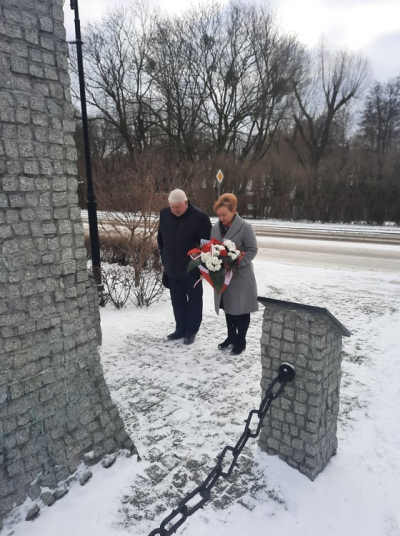 Upamiętniając 159. rocznicę wybuchu Powstania Styczniowego Wójt Gminy Kikół Józef Predenkiewicz wraz z Sekretarz Gminy Małgorzatą Baranowską złożyli kwiaty i oddali hołd poległym za Wolność Ojczyzny