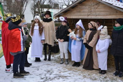 W Kikole orszak Trzech Króli 2024 przeszedł z kościoła do stajenki na skwerku