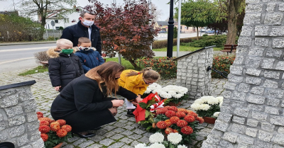 delegacja ze Szkoły Podstawowej w Kikole składa kwiaty