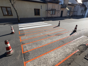 Prace związane z odświeżaniem oznakowania przejść dla pieszych na drogach gminnych