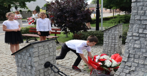 dzieci składają kwiaty