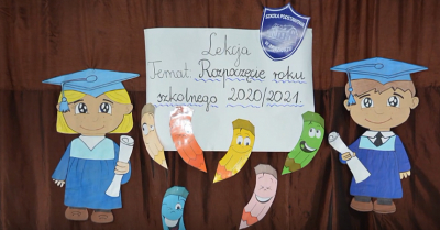 na zdjęciu dzieci ołówki logo Szkoły w Zajeziorzu i napis lekcja temat: Rozpoczęcie roku szkolnego 2020/2021