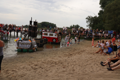 27 sierpnia br. nad jeziorem kikolskim odbyła się III edycja konkursu &quot;Pływanie na Byle Czym po jeziorze kikolskim...”- zdjęcie z imprezy