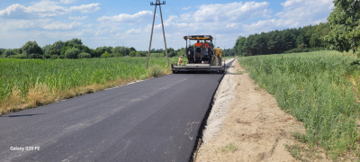na drodze Kikół-Lubin w kierunku Punktu Selektywnej Zbiórki Odpadów Komunalnych układana była nowa nawierzchnia warstwy wiążącej z betonu asfaltowego.
