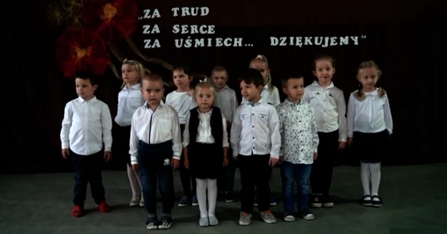 na zdjęciu dzieci ze Szkoły Podstawowej w Zajeziorzu