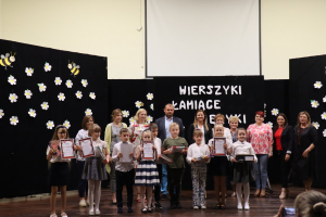 Dnia 15 czerwca 2022 r. w sali widowiskowej, znajdującej się w budynku Zespołu Szkolno-Przedszkolnego w Kikole odbył się Gminny Konkurs Recytatorski pt. ,,Wierszyki Łamiące Języki”.