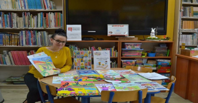 Aneta Falkowska, dyrektorka Gminnej Biblioteki Publicznej w Kikole przy nadesłanych pracach