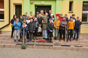 Uczniowie z klasy IVa Szkoły Podstawowej w Kikole w piątek sadzili krokusy, by upamiętnić żydowskie dzieci, które nie przeżyły drugiej wojny światowej. 