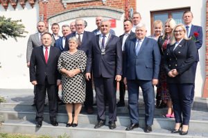 Uczestnicy ostatniej sesji VIII kadencji Rady Miejskiej Kikół (Stoją od lewej: Krzysztof Baranowski (Starosta Lipnowski), Bożena Rakowska, Jacek Sadowski (Przewodniczący Rady Miejskiej Kikół kadencja 2018-2024), Józef Predenkiewicz (Burmistrz Kikoła kadencja 2018-2024), Renata Gołębiewska (nowo wybrana Pani Burmistrz Kikoła), Rafał Baranowski, Stanisław Pipczyński, Jan Marciniak, Paweł Bocianowski, Małgorzata Baranowska (Sekretarz Urzędu Miasta i Gminy Kikół oraz Zastępca Burmistrza w kadencji 2018-2024), Agnieszka Kocińska (Wiceprzewodnicząca Rady Miejskiej Kikół kadencja 2018-2024), Krzysztof Baranowski, Paweł Żuchowski (Wiceprzewodniczący Rady Miejskiej Kikół kadencja 2018-2024), Stanisław Będlin, Michał Osiński, Andrzej Spytek)