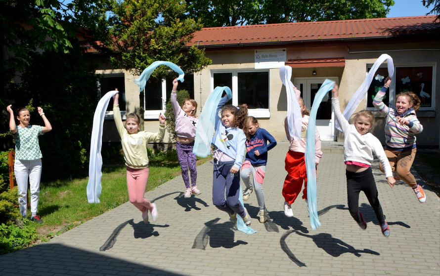 Zapraszamy do głosowania:) „Lajkujcie” zdjęcie Szkoły Podstawowej w Zajeziorzu