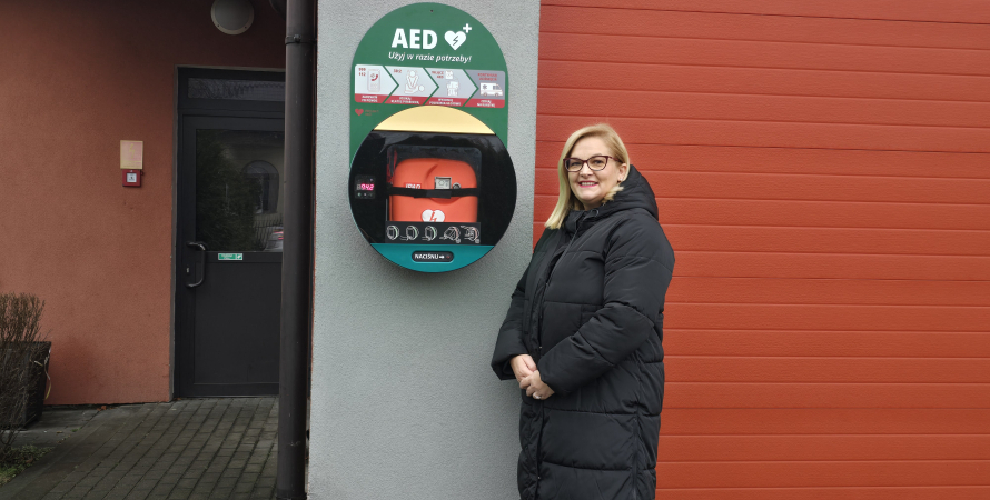 Defibrylator AED na budynku remizy OSP w Kikole...