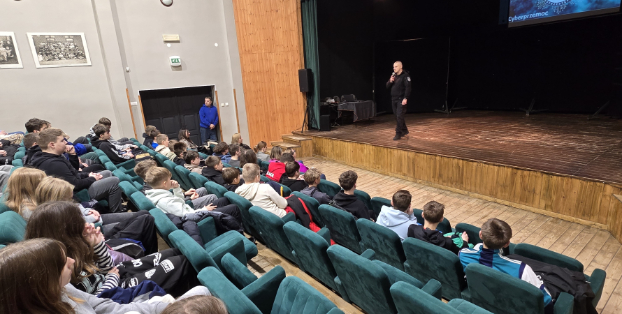 Uczniowie uczą się, jak bezpiecznie poruszać się...